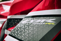 250ccクラスのスーパーバイクとして2017年4月にホンダが発表した「CBR250RR」。既存のモデルからの流用ではなく、スタイリングデザインや車体、パワーユニットなど、すべてが新開発された。