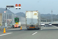 新東名を走行中、工事による車線規制区間に差し掛かった。そのときの制限速度は50km/h。突然、120km/h巡行から50km/hに速度が落ちると、その落差のデカさにビビる。