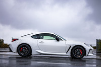 「GR86 RZ」のサイドビュー。ボディーサイズは全長×全幅×全高=4265×1775×1310mm、ホイールベースは2575mm。「ブレンボ製ベンチレーテッドディスクブレーキ」をオプション装着した6段AT車の車重は、標準仕様車よりも10kg重い1300kgと発表されている。