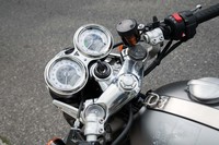 クラシカルなデザインのメーターや、入念にバフ掛けされたアルミ製のトップブリッジもカフェレーサーのイメージを引き立てる。