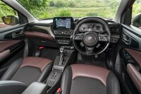 「スズキ・フロンクス」のインテリアは、ブラックとボルドーのツートンカラー。力強さやたくましさを表現したという造形で、シート表皮は合皮とファブリックのコンビとなる。