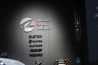 市販を予定する「マツダ スピリット レーシング・ロードスター12R」に採用されたパーツのブランドロゴ。屋内外のモータースポーツシーンでもおなじみとなるビッグネームが確認できる。