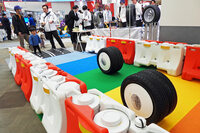 コンテンツには体験型のものも多く、子どもも楽しみながら学べる内容となっていた。写真は、空気圧によるタイヤの転がり方の違いを体験するコーナー。