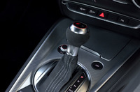 トランスミッションは、デュアルクラッチ式ATの7段Sトロニックのみ。シフトレバーの右奥には、排気音を変化させる「RSサウンドボタン」が備わる。