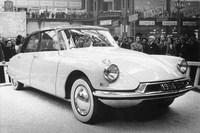「トラバント」発表の2年前、1955年に登場した「シトロエンDS」。空力的なボディー形状やハイドロニューマチックサスペンションなど、随所に革新的な技術が盛り込まれていた。