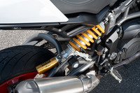 サスペンションは、前がザックスのフルアジャスタブル倒立テレスコピックカートリッジフォーク(φ43mm)、後ろがオーリンズ製フルアジャスタブルピギーバック。ともにトラベル量は120mmとなっている。