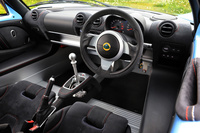 インテリアの仕様はシンプルそのもの。ドアパネルやセンターコンソールの表皮はアルカンターラが標準で、オプションでレザーにもできる。