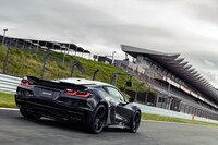 まずは数量限定・抽選販売のかたちで日本に導入される新型「シボレー・コルベットZ06」。気になる人は、シボレーのニュースレターやSNSでの発信に、アンテナを立てておこう。