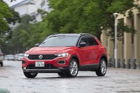 9色のモノトーンを基本に、グレードによってはホワイトルーフまたはブラックルーフが選べるなど、多彩なボディーカラーの設定も特徴だ。試乗車は「フラッシュレッド」とブラックルーフの組み合わせだった。