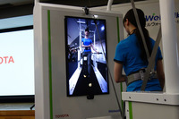 正面のスクリーンには、リハビリ中の患者の姿を映し出すことができる。写真の正面映像のほかに、後ろからの映像や、足元のみの映像を映すこともできる。