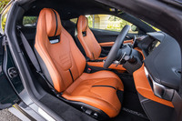 12Wayの電動調整機構が備わるヒーター付きのプレミアムスポーツシート。表皮はブラック、レッド、アイスグレー、タン(写真)のナッパレザーか、イエローまたはレッド、アイスグレーのコントラストステッチが選択できるブラックアルカンターラ表皮から無償でオーダーできる。