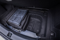 荷室床面に小物の収納や整理に便利なサブトランクを設置している。ここにきっちりと収まる写真左の組み立て式ボックスは、「Eクラス」全車に標準装備されるアイテム。