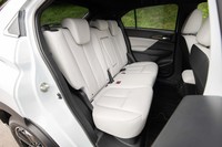 リアシートに200mmの前後スライド機構が備わるのは従来どおり。ボディーが伸びたといってもオーバーハング部分だけなので、キャビンの広さは変わらない。