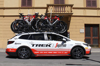 「カローラ ツーリング スポーツ(欧州版カローラ ツーリング)」のニュートラルカー(公平にサポートを行うクルマ)。後輪の沈みぶりに、クルマがタフな仕事を求められていることがうかがえる。