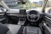 インテリアの基本デザインは「シック」などでおなじみのもの。センターディスプレイには水素ステーションの検索機能に加え、電気自動車やPHEVのように、充電のタイマー設定などの機能も搭載されている。