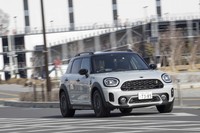 車両本体価格は510万円。2リッターディーゼルモデルのトップグレード「クーパーSDクロスオーバーALL4」と同価格であり、国や自治体からのCEV補助金を加味すると、こちらのほうが安価に入手できそうだ。
