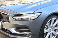 北欧の神が持つハンマーをイメージした、T字のLEDヘッドランプ。ハロゲンランプ比で2倍の明るさを実現した。