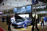 天然素材と水と植物と。ブースは自然との共生をイメージさせるつくりとなっていた。