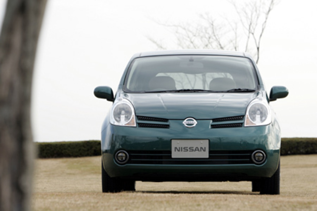 【スペック】15S Vパッケージ:全長×全幅×全高=3990×1690×1535mm/ホイールベース=2600mm/車重=1070kg/駆動方式=FF/1.5リッター直4DOHC16バルブ(109ps/6000rpm、15.1kgm/4400rpm)/価格=132万3000円(テスト車=141万2250円/キセノンヘッドランプ=5万2500円/オートライトシステム+バンパー組込みハロゲンフォグランプ=2万6250円/リヤ可倒式シート(6:4分割)=1万500円)
