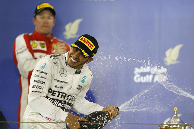 バーレーンGPを制したメルセデスのルイス・ハミルトン(写真手前)と、2位でゴールしたフェラーリのキミ・ライコネン(同後ろ)。(Photo=Mercedes)
