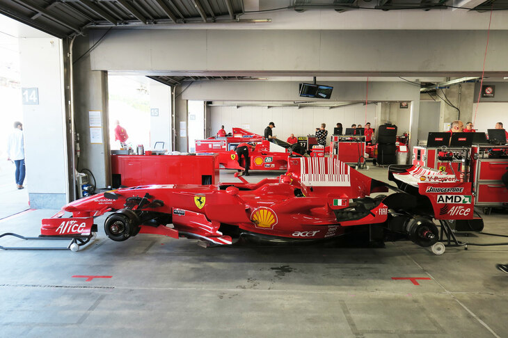 「XXプログラム」の隣のピットにて、出走の準備が進むF1マシン。