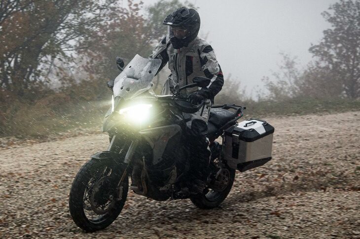 「エンデューロ」モードではエンジンやサスペンションの制御がオフロード向けに切り替わるほか、ABSやトラクションコントロールの介入が最小限に抑制され、テールスライドを許容するようになる。