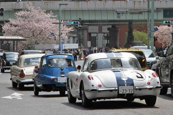 通称ベビーバードこと1956年「フォード・サンダーバード」とルマン仕様を模した1960年「シボレー・コルベット」という、50年代の生まれの2台のアメリカ車に挟まれて(ガードされて?)いるのは1960年「BMWイセッタ300」。