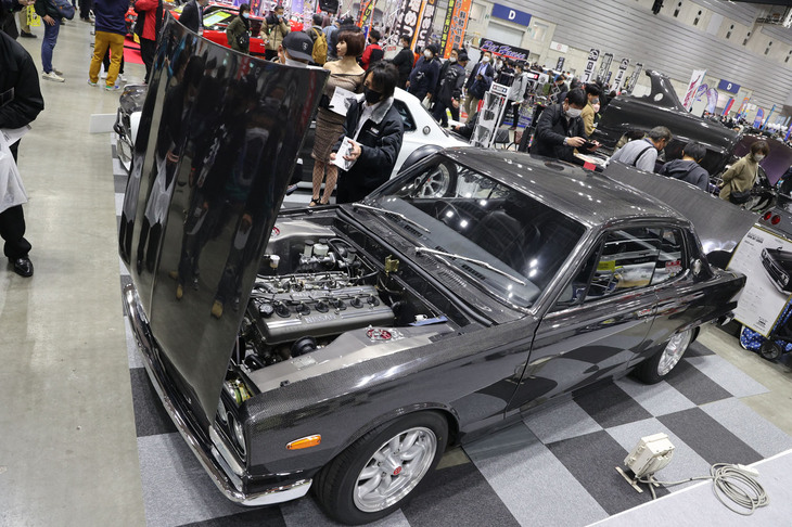 2023年の東京オートサロンにも出展されていた、オールド☆スターモータースのドライカーボンボディーの「日産スカイライン ハードトップ2000GT」(KGC10)。リアフェンダーを“Rカット”していないGT仕様のボディーに「GT-R」用のS20ユニットを積んでいた。