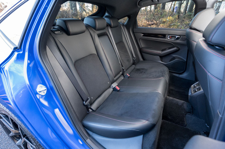 後席の居住性は「シビック」(写真)も「プリウス」もほとんど変わらない。むしろプリウスのほうがわずかに乗り込みやすかった。