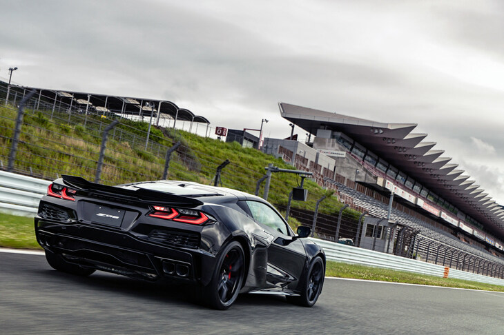 まずは数量限定・抽選販売のかたちで日本に導入される新型「シボレー・コルベットZ06」。気になる人は、シボレーのニュースレターやSNSでの発信に、アンテナを立てておこう。