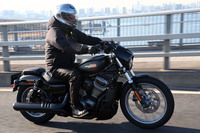 カラーリングは「ビビッドブラック」(写真)と「ブラックデニム」「ブライトビリヤードブルー」「シルバーヒューズ」の4種類が用意される。