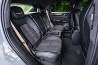 2人乗り仕様となる後席。試乗車では、6万8000円の有償オプションとなるリアシート用のサイドエアバッグも選択されていた。