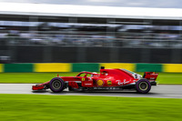 昨年強かった低速コースのみならず、高速コースでもメルセデスに勝負を挑めるようにと、フェラーリは今季型「SF71H」で開発方針を修正。しかし開幕戦では、予選でルイス・ハミルトンに0.664秒差をつけられ、キミ・ライコネン2位、セバスチャン・ベッテル(写真)は3位と、最大のライバルから後れをとった。レースでもトップを快走するハミルトンになかなか迫れなかったが、ピットストップを先延ばしにしていたベッテルにセーフティーカーという幸運が舞い込み、首位奪取に成功。そのままオーストラリアGP2連勝を飾った。(Photo=Ferrari)