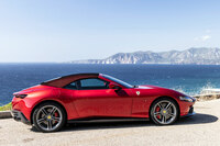 フラヴィオ・マンゾーニ氏が率いるデザインチームは、クーペの優雅なシルエットは受け継ぎつつ、ソフトトップの意匠によってプロポーションを強化することを目指し、「ローマ スパイダー」の開発に取り組んだという。