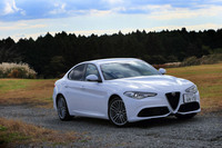 当初、日本では左ハンドルの4WD車のみが設定されていた「ヴェローチェ」だが、2018年1月20日に、右ハンドルのFR車も販売が開始された。