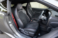 シートポジションは従来型よりも25mm低い位置に。センタースクリーンを低くレイアウトしたこと、ルームミラーをより高い位置(後ろ)に移したことと合わせて前方視界の向上を図っている。