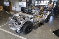 「CR-V e:FCEV」のカットモデル。FCユニットやeアクスルは完全にボンネット下に収まっており、キャビンの床下にバッテリーが、フロントセンターコンソールの下に普通充電機が、リアシートの下と後方に容量53リッターと同56リッターの水素タンクが搭載される。