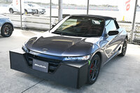 実効空力を体感するために用意された通称“ぬりかべ”バンパーを装着した「S660モデューロX」。