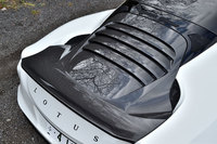 多くのカーボンファイバー製パーツの採用も「エヴォーラ スポーツ410」の特徴。リアではルーバーの付いた、一体成形のテールゲートがハイパフォーマンスを主張する。