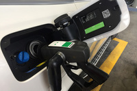 「GLS400d」の給油シーン。あまりにも静かなディーゼルなので、給油の際、何を入れるのか一瞬わからなくなった。もちろん使用燃料は軽油である。