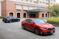 ボディーカラーは、写真右の新色「プレミアムディープロッソ・パール」を含む全8色がラインナップされる。