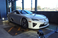 「GR GT」や「レクサスLFAコンセプト」の発表会場には、それらの先輩にあたるV10スーパースポーツ「レクサスLFA」(写真)も展示された。