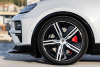 タイヤサイズは「マカン4」「マカン ターボ」ともに、前:235/55R20、後ろ:285/45R20が標準だが、試乗車にはいずれもオプションで用意される22インチのタイヤ&ホイールセットが装着されていた。