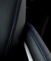 「ブラック×ブルー」の内装色が用いられた仕様のステッチ。