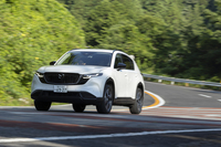 【マツダCX-5 Gのスペック】
ボディーサイズ:全長×全幅×全高=4690×1860×1695mm/ホイールベース:2815mm/車重:1670kg/駆動方式:FF/エンジン:2.5リッター直4 DOHC 16バルブ/モーター:交流同期電動機/トランスミッション:6段AT/エンジン最高出力:178PS(131kW)/6000-6200rpm/エンジン最大トルク:237N・m(24.2kgf・m)/3800-4000rpm/モーター最高出力:6.5PS(4.8kW)/1000rpm/モーター最大トルク:60.5N・m(6.2kgf・m)/100rpm/タイヤ:(前)225/55R19 99V XL/(後)225/55R19 99V XL(ブリヂストン・アレンザ001)/燃費:15.2km/リッター(WLTCモード)/価格:357万5000円
【取材時の燃費データ】
テスト距離:285.2km(市街地1:高速道路8:山岳路1)/使用燃料:24.2リッター(レギュラーガソリン)/参考燃費:11.8km/リッター(満タン法)/12.0km/リッター(車載燃費計計測値)