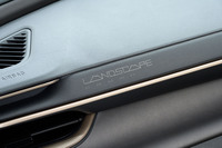 助手席前方には「LANDSCAPE」のロゴがレーザーで刻印される。