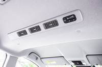 ホンダのコンパクトミニバンとしては初採用となるリアクーラーは、「エアーEX」の6人乗り仕様などに標準で装備される。フロントのセンターコンソールパネルだけでなく、後席吹き出し口の横のスイッチでも作動や風量調整が行えるようになっている。