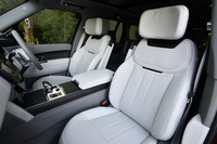 「シンダーグレイ」と呼ばれるカラーリングでコーディネートされたインテリア。今回の試乗車では、無償オプションの「プレミアムノンレザーアップグレード」と「ノンレザーステアリング」が選択されていた。