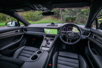 「ポルシェ・アドバンストコックピット」と呼ばれるデジタル化されたインストゥルメントパネルは、スイッチが少なくクリーンな印象。