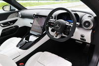 11.9インチの縦型メディアディスプレイや12.3インチのデジタルコックピットディスプレイが収まるインストゥルメントパネルは、「GT63クーペ」に準じたもの。